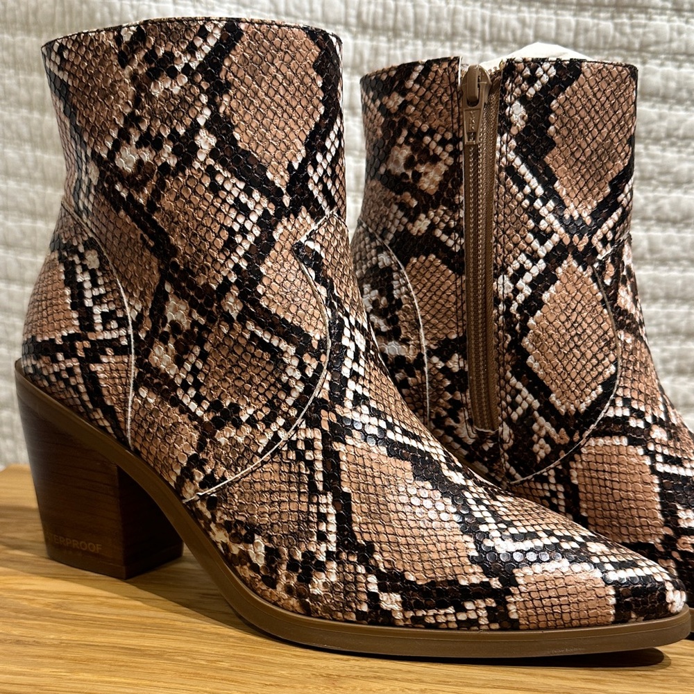 Aqua College Snakeskin Pattern Quiana Waterproof Boots Size 7M NWOT